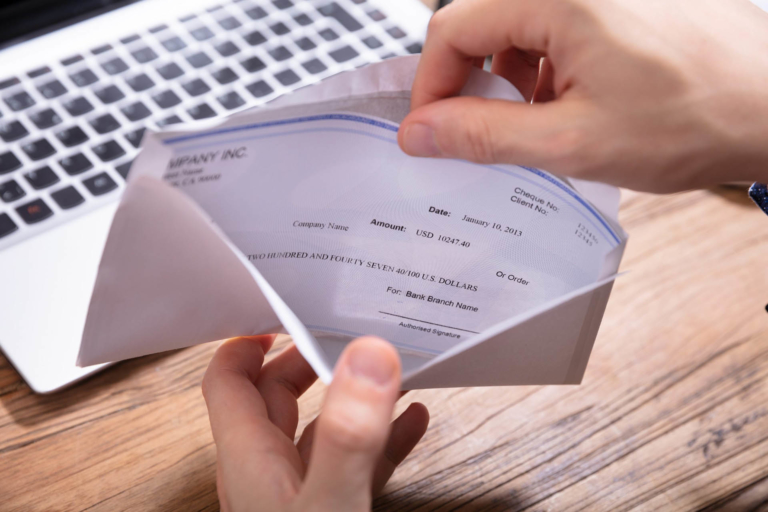 How to Stop Living Paycheck to Paycheck This Year
